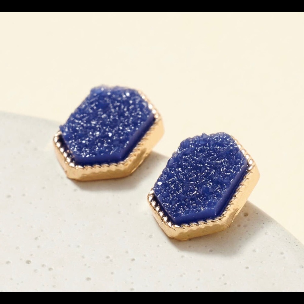 Druzy Stud earrings 
0.5”
Lead compliant Nickle free